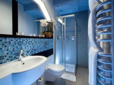 Голубая мозаика для ванной - стиль и уют