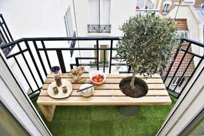 Как постелить искусственную траву на балконе?